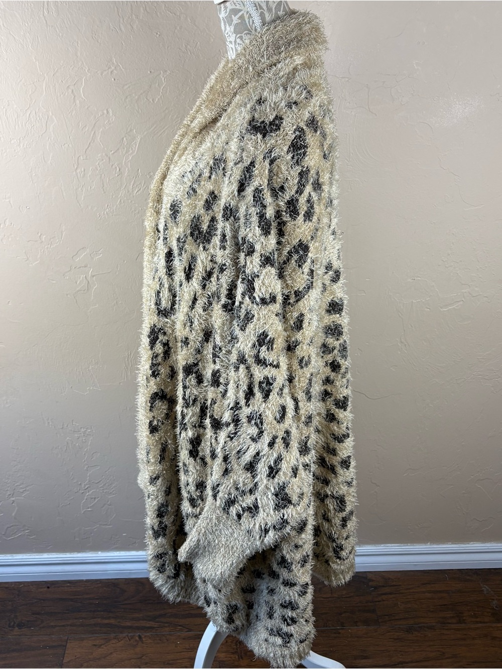 All Worthy Hunter Mcgrady Eyelash Cardigan Sweater Tan Open Animal Print 2X 3X - Picture 6 of 9